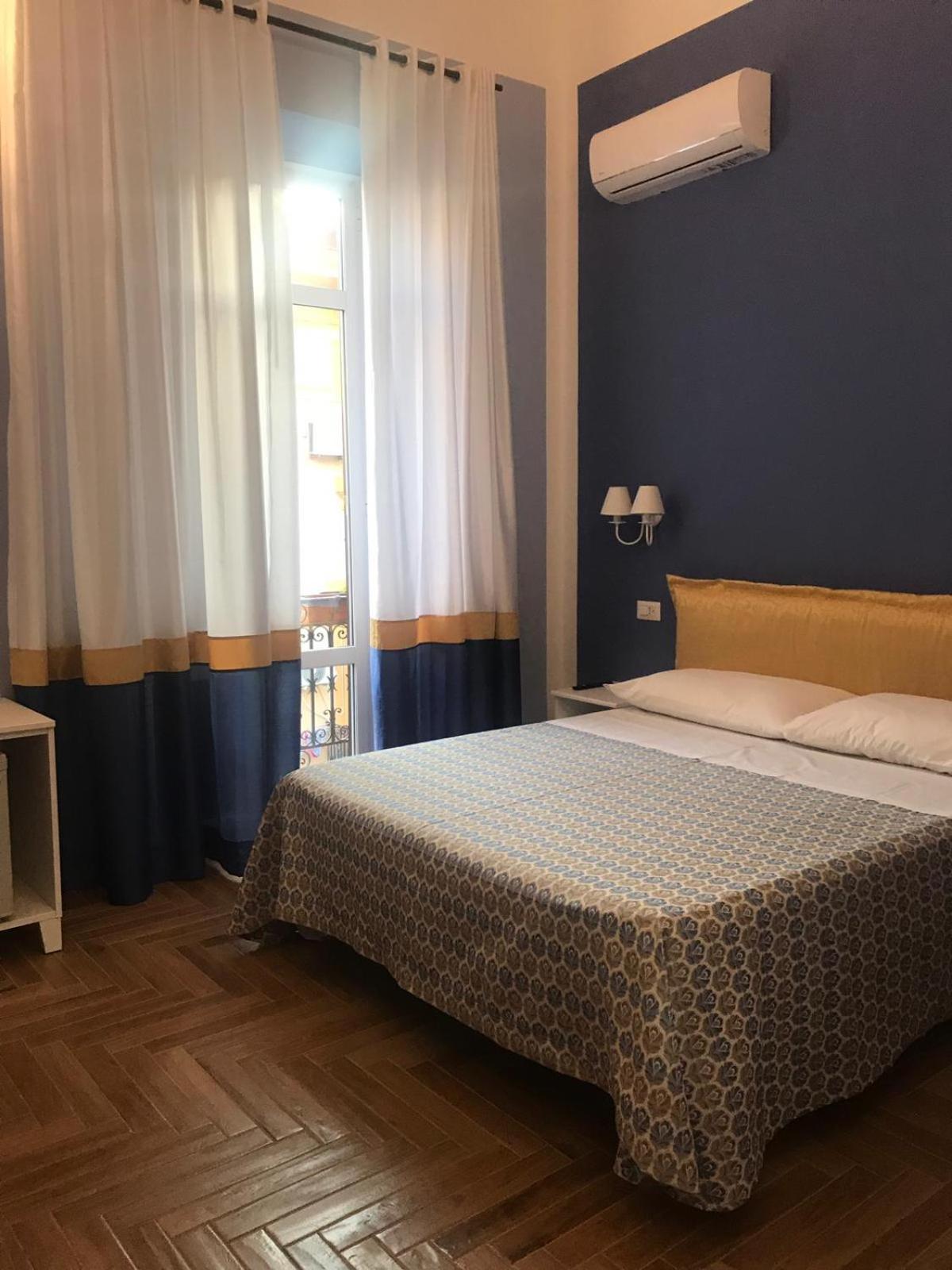 B&B I Due Teatri Napoli Eksteriør billede